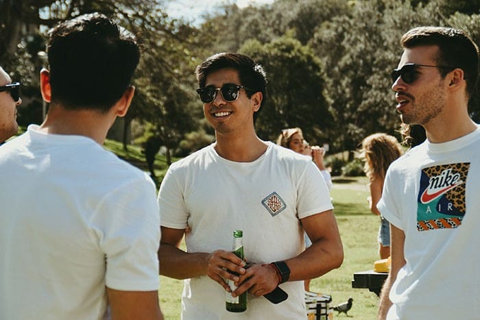 Estudiante colombiano en una BBQ en Australia